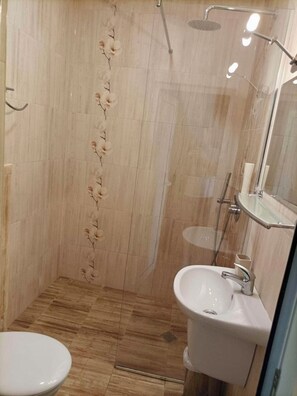 Doccia, asciugacapelli, asciugamani, sapone