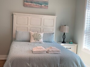 4 bedrooms, iron/ironing board, internet, bed sheets