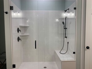 Dusche, Haartrockner, Handtücher