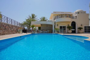 Szabadtéri medence, fűtött medence