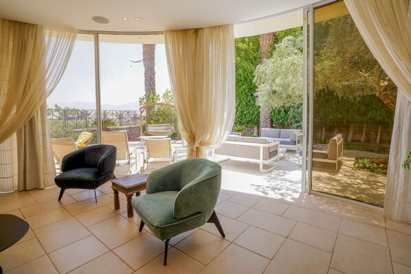 Villa | Nappalirész | Síkképernyős tévé