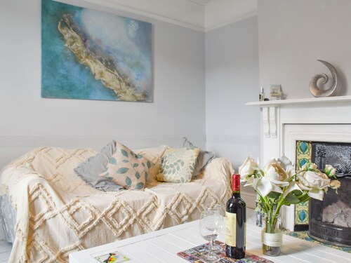 Perfect seaside haven offering a warm welcome to guests and their dogs.