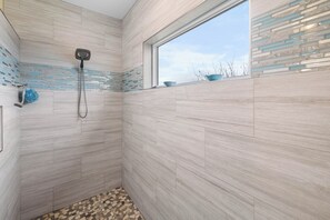 Ducha y bañera combinadas, secador de pelo, toallas y jabón