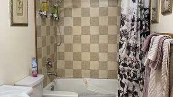 Hårføner, håndklær, såpe og sjampo