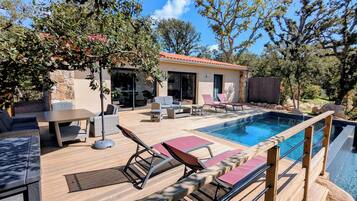 Alberca al aire libre y alberca climatizada