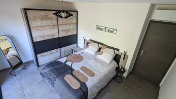 3 habitaciones, escritorio, tabla de planchar con plancha y wifi gratis