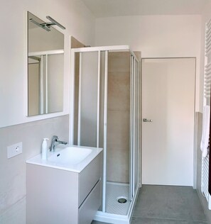 Dusche, Bidet, Handtücher, Toilettenpapier