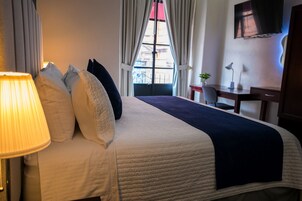 Deluxe Δωμάτιο, 1 King Κρεβάτι | Κλινοσκεπάσματα υψηλής ποιότητας, γραφείο, σίδερο/σιδερώστρα 