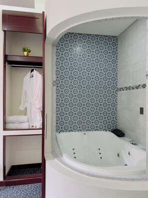 Luxury Room | Bathroom | Free toiletries, hair dryer, towels - HOTEL MARGARITA (Puebla)