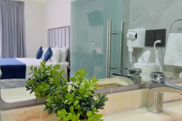 Luksusrom | Bad | Toalettartikler (inkludert), hårføner og håndklær