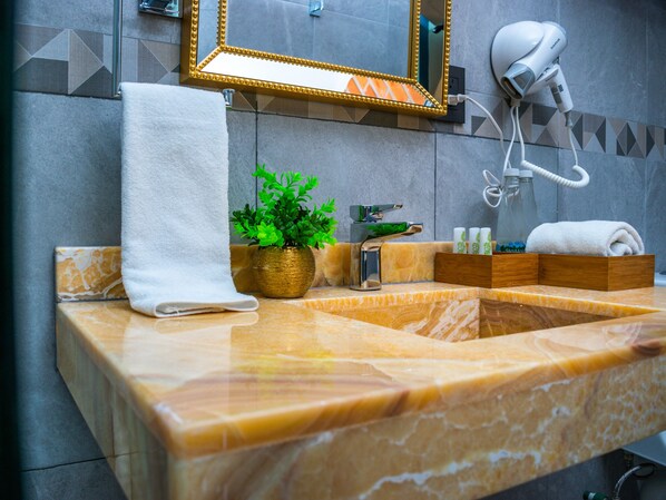 Artículos de tocador gratuitos, secador de pelo, toallas