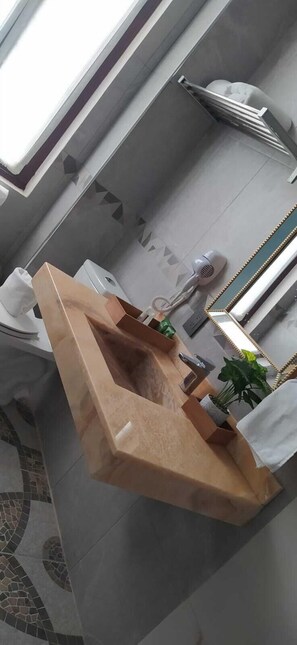 Doppia Business | Bagno | Set di cortesia gratuito, asciugacapelli, asciugamani