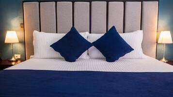 Rom – deluxe | Sengetøy av topp kvalitet, skrivebord og strykejern/-brett