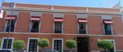 Vista frontal de la propiedad