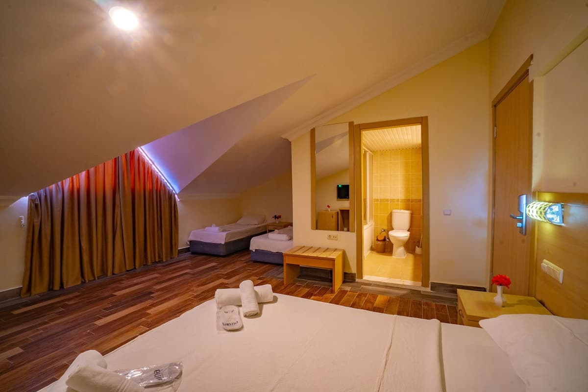 Habitación básica con 1 cama matrimonial o 2 individuales | Wifi gratis y ropa de cama