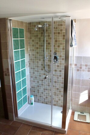 Shower, hair dryer, bidet, towels - Maison Centro Storico dun Charmant Village Terrasse Avec vue Superbe (Monterubbiano)