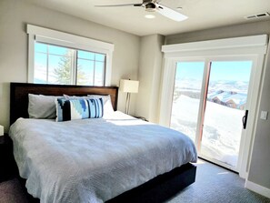 3 bedrooms, desk, iron/ironing board, travel crib