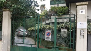 A gated entrance with a no parking sign, a building with the number 9, and a sign indicating a tourist location. - Le Maschere  (Mestre)