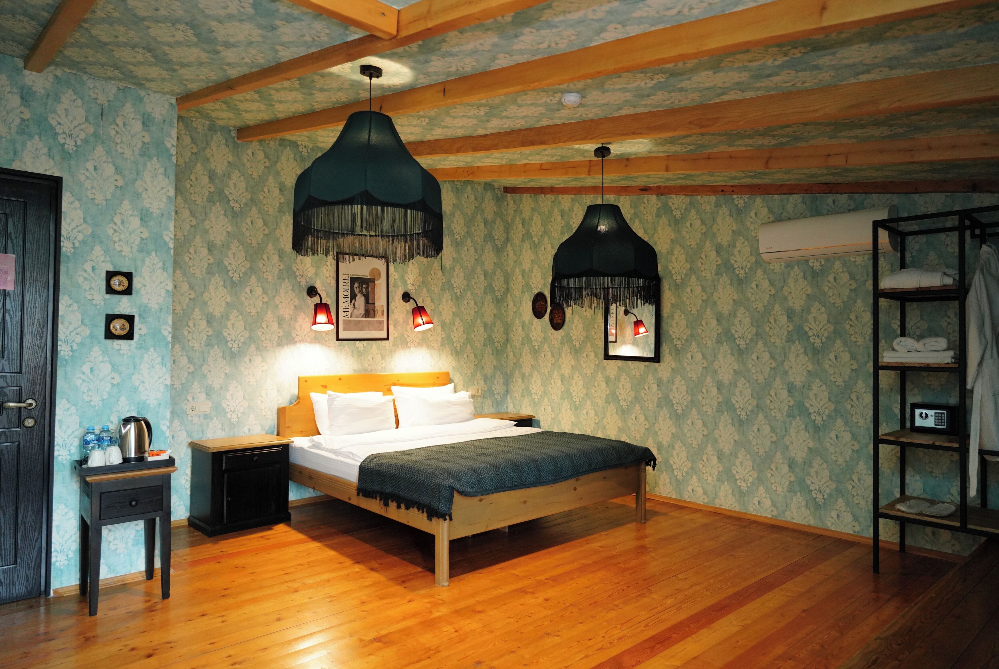 Habitación Deluxe doble, balcón | Ropa de cama hipoalergénica, minibar, decoración individual