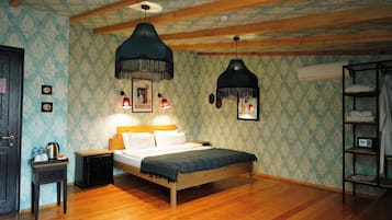 Habitación Deluxe doble, balcón | Ropa de cama hipoalergénica, minibar, decoración individual