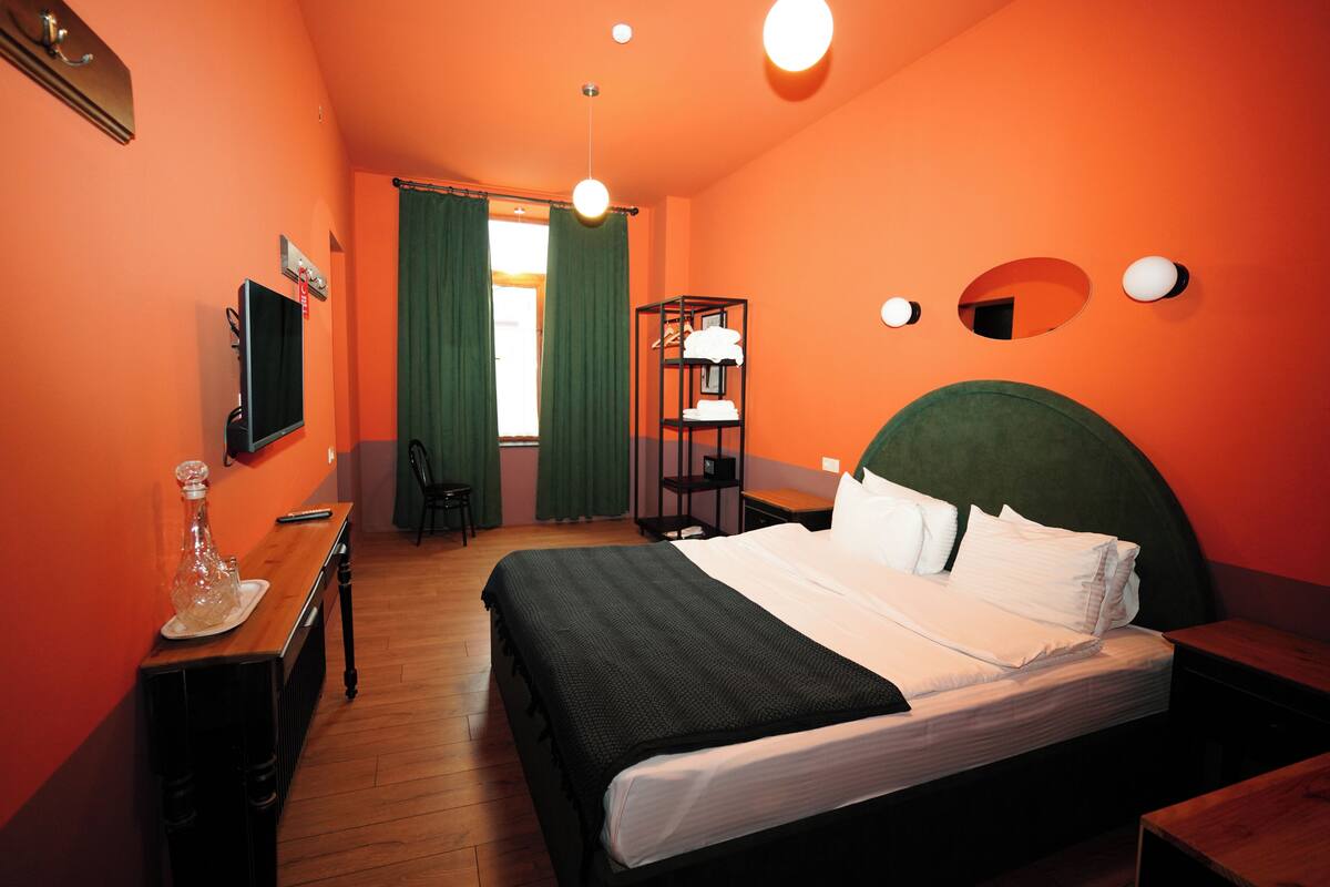 Quarto casal luxo | Roupas de cama antialérgicas, frigobar, quartos à prova de som
