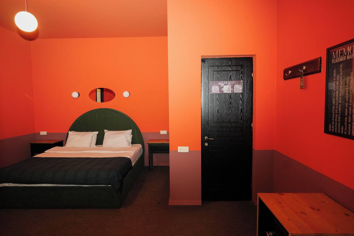 Quarto triplo luxo | Roupas de cama antialérgicas, frigobar, quartos à prova de som