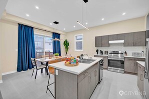 Réfrigérateur, four à micro-ondes, un four, surface de cuisson