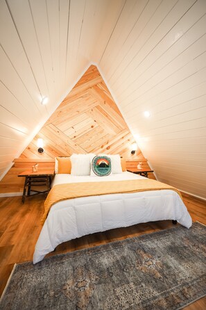 1 bedroom, WiFi - Hidden A-Frame w/hot tub-Near Pristine Lake Ouachita and Hot Springs National Pk (Royal)