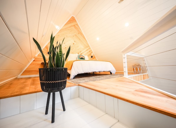 1 bedroom, WiFi - Secluded A-Frame w/hot tub-Near Pristine Lake Ouachita and Hot Springs (Royal)