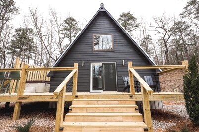 Hidden A-Frame w/hot tub-Near Pristine Lake Ouachita and Hot Springs National Pk
