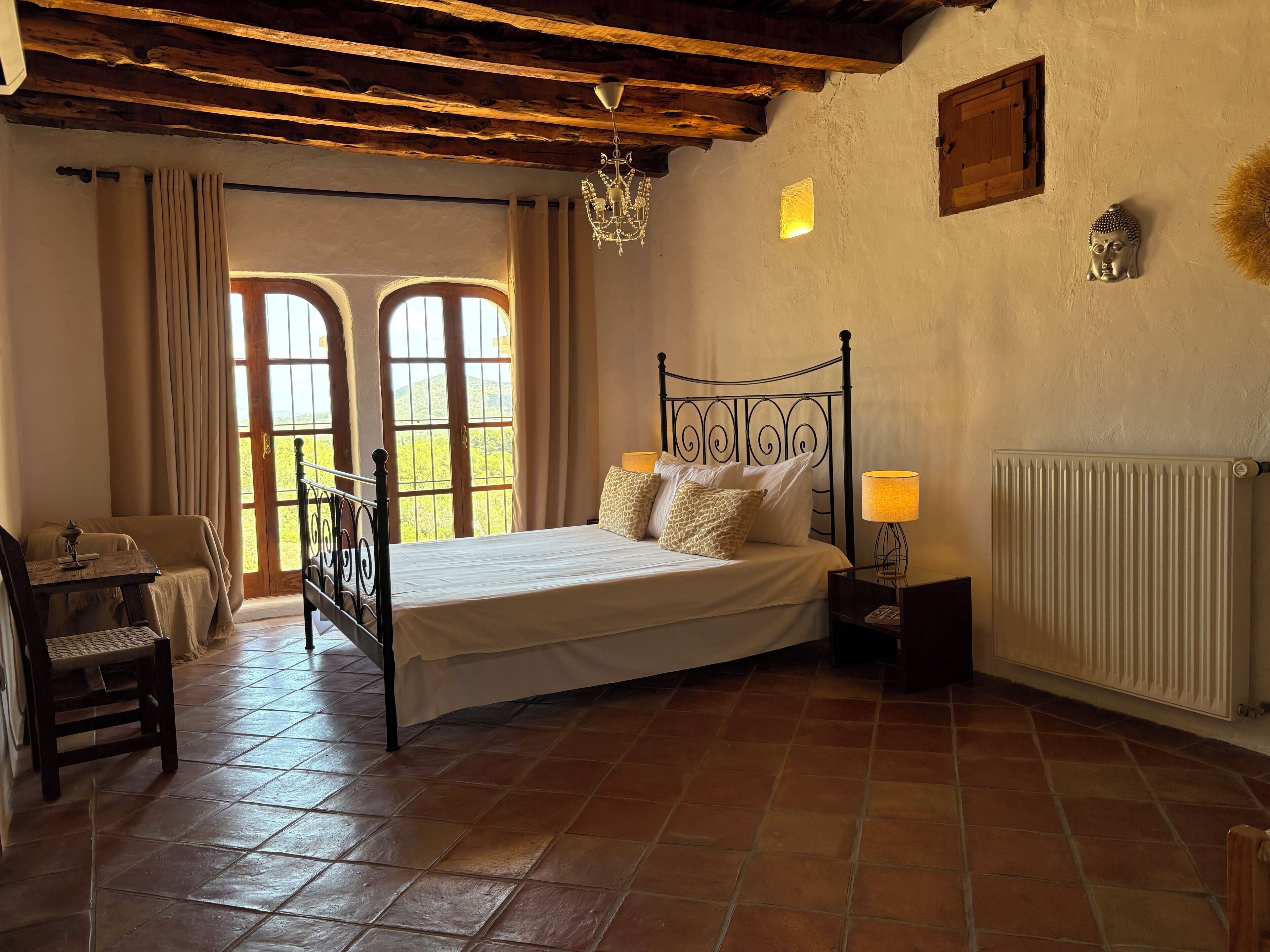 6 chambres, coffres-forts dans les chambres, fer et planche à repasser