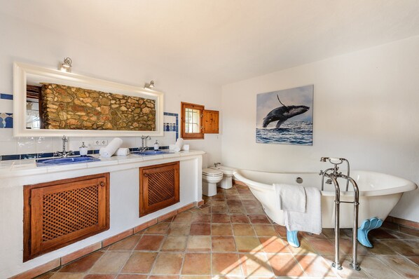 Séchoir à cheveux, serviettes fournies, savon, shampooing