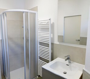 Shower, bidet, towels, toilet paper
