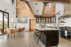 ثلاجة، ميكروويف، فرن، موقد طهي مسطح