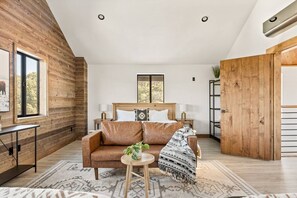 Escritorio, tabla de planchar con plancha, wifi gratis y ropa de cama 