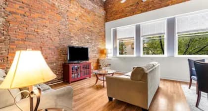 Downtown Loft-Sleeps 4