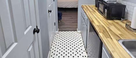 1 soverom, skrivebord, strykejern/-brett og internettilgang