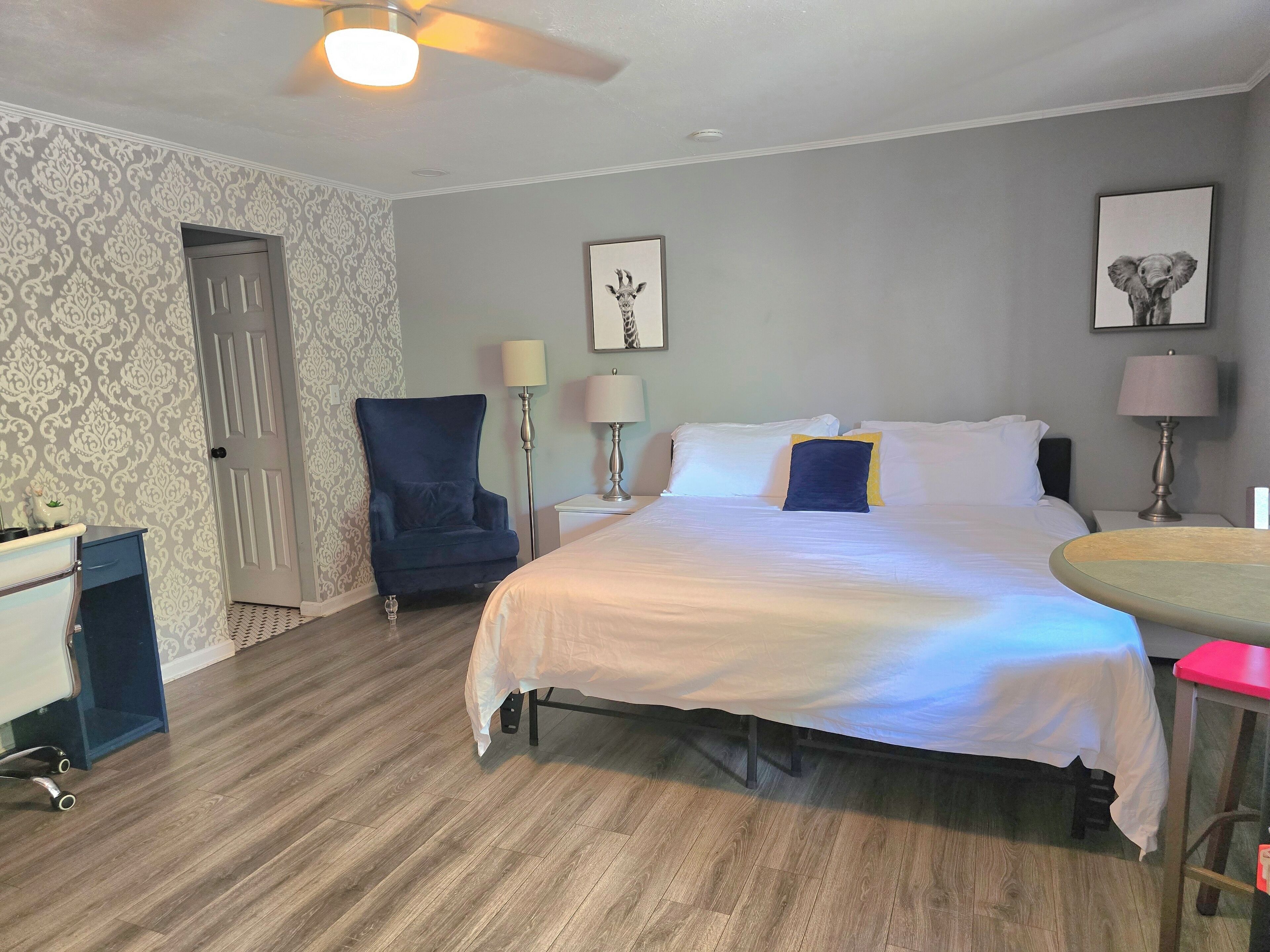 1 chambre, bureau, fer et planche à repasser, accès Internet