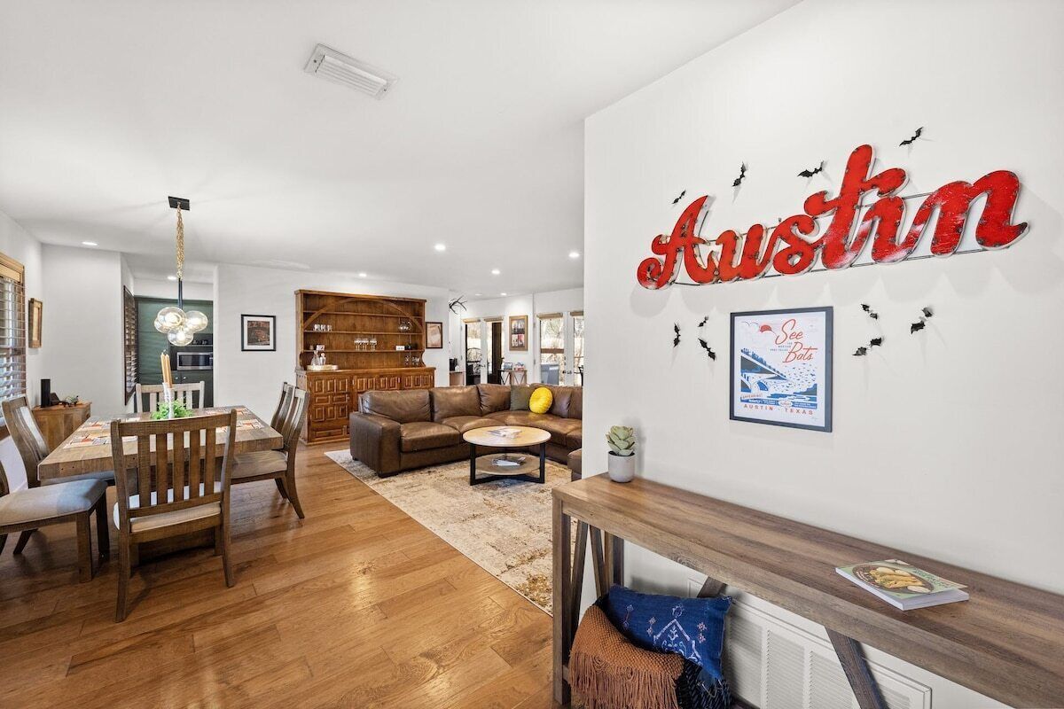 Zilker Park, Barton Springs Charming Home with King Suite & Hot Tub!
