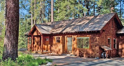 Sweet Retreat Cottage - Walk to Lake