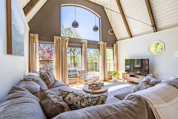 Smart TV, books - Jericho Ridge Retreat. (New Bloomfield)