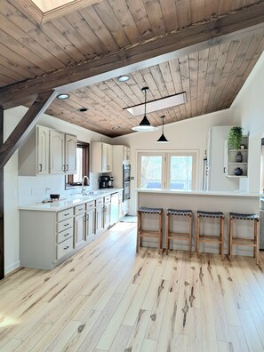 Fridge, microwave, oven, stovetop - Jericho Ridge Retreat. (New Bloomfield)