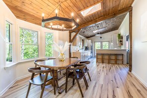 Dining - Jericho Ridge Retreat. (New Bloomfield)