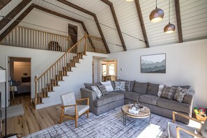 Smart TV, books - Jericho Ridge Retreat. (New Bloomfield)