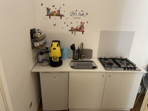 Fridge, stovetop, coffee/tea maker, electric kettle