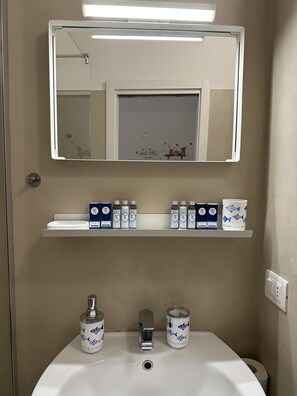 Séchoir à cheveux, bidet, serviettes fournies, savon