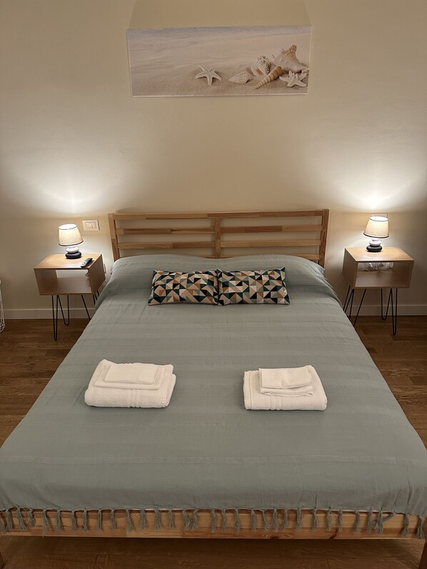1 chambre, bureau, fer et planche à repasser, lit de bébé portatif