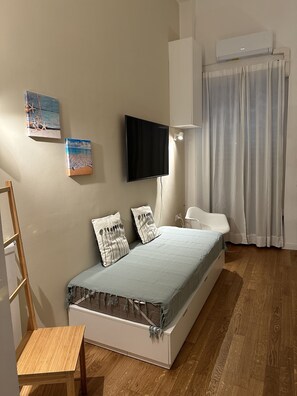 1 chambre, bureau, fer et planche à repasser, lit de bébé portatif