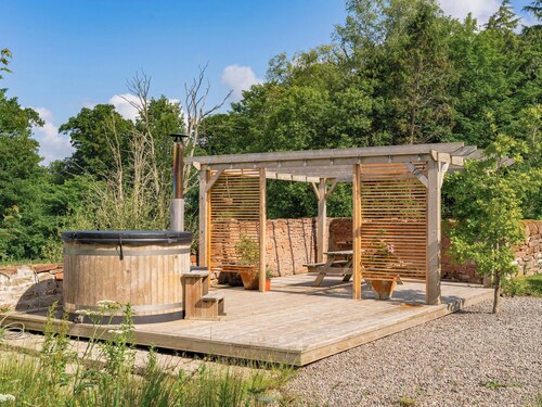 3 bedroom accommodation in Netherby