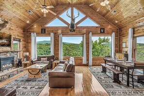 Smart-TV, Kamin, Videospiele, Tischfußball